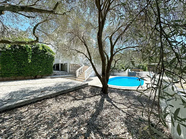 Haus mit Meerblick und Swimmingpool in Utjeha